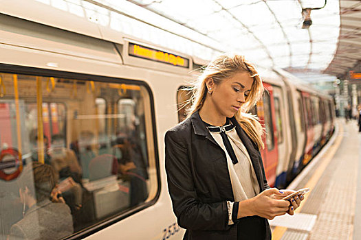 职业女性,发短信,站台,地铁站,伦敦,英国
