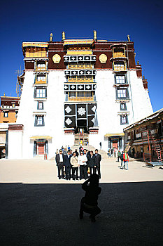 西藏拉萨布达拉宫后面高大的白色宫墙建筑