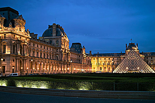 卢浮宫玻璃金字塔夜景