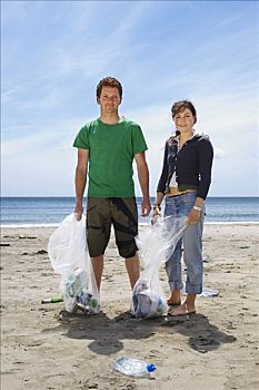 年轻,情侣,收集,垃圾,海滩