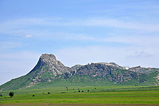 内蒙古科尔沁右翼前旗草原上的崇山峻岭