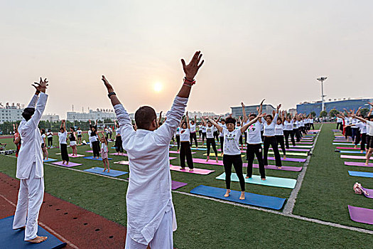 世界级瑜伽教练莅临贫困县城指导百人练瑜伽喜迎第三届,国际瑜伽日