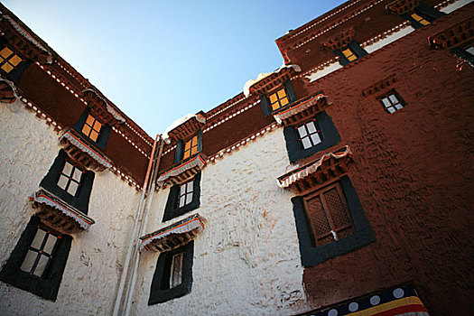西藏拉萨布达拉宫后面高大的白色宫墙和红色宫墙建筑
