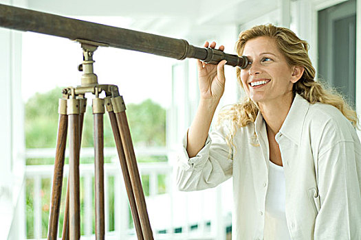 女人,看穿,望远镜,微笑,特写
