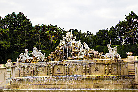 凡尔赛宫的喷泉雕塑