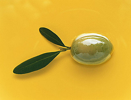 橄榄,黄色背景