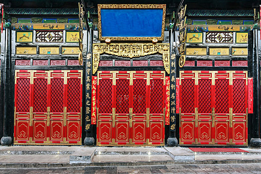 中式古典红色大门,拍摄于山西平遥明清古街