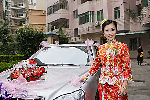 新娘,衣服,传统,中国人,站立,靠近,装饰,汽车,看镜头,微笑