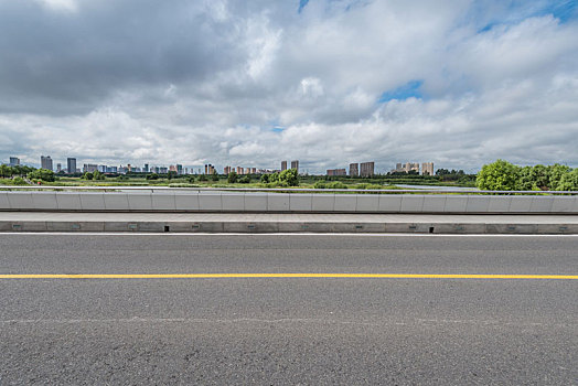 多云天气城市道路汽车背景