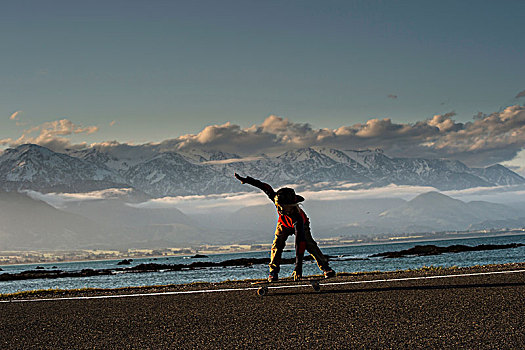 男孩,滑板,沿岸,道路,新西兰