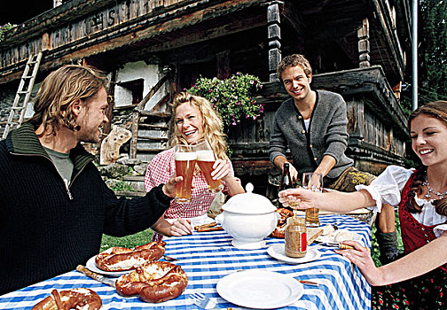 男人,女人,年轻,阿尔卑斯小屋,户外,长椅,桌子,啤酒,高兴,食物,餐食