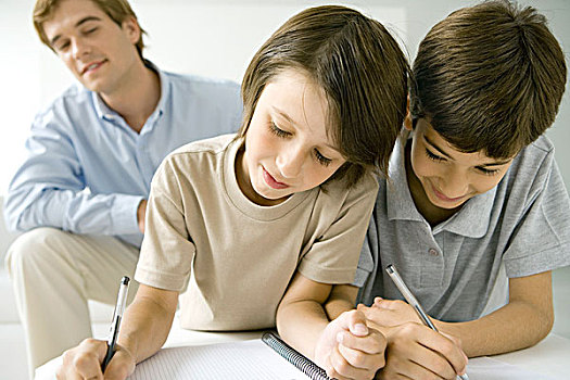 两个男孩,文字,笔记本,一起,父亲,看,背景