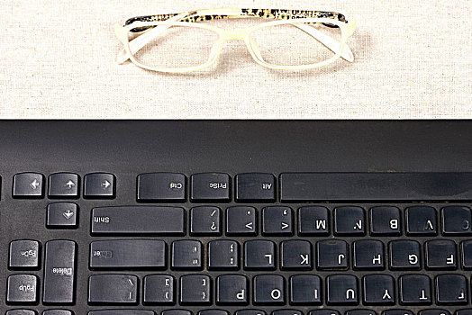 键盘和眼镜