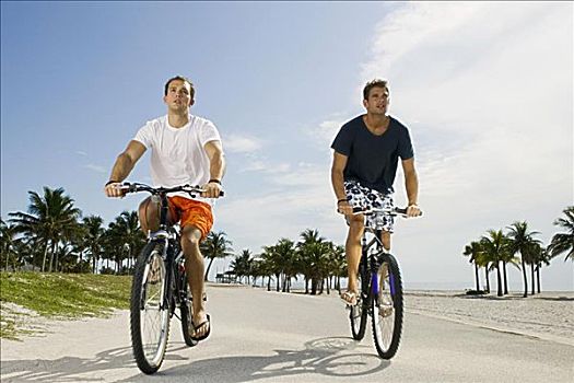 两个,年轻,男人,骑自行车,途中