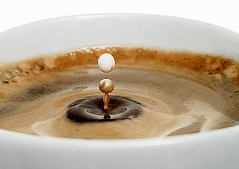 液滴,牛奶,落下,一杯咖啡,特写