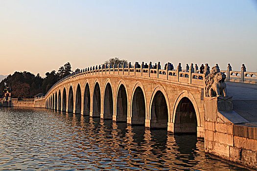北京颐和园夕阳下十七孔桥