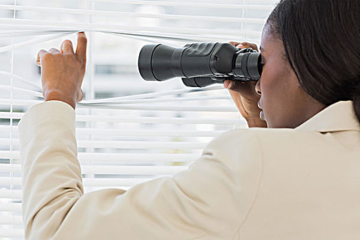 职业女性,偷窥,双筒望远镜,百叶窗