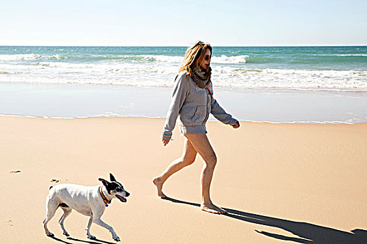 裸露,女人,戴着,兜帽,走,狗,海滩,西班牙