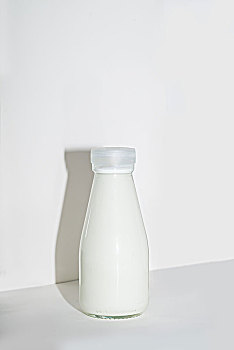 一瓶牛奶孤立在白色的背景上