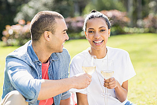 微笑,情侣,喝,葡萄酒,野餐毯,花园