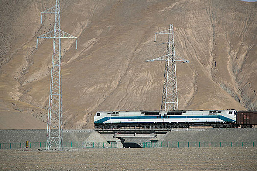青海玉珠峰下,青藏铁路上行使的火车,青藏铁路上的机车多为美国内燃机车头