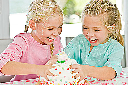 两个女孩,玩耍,插入,生日蛋糕