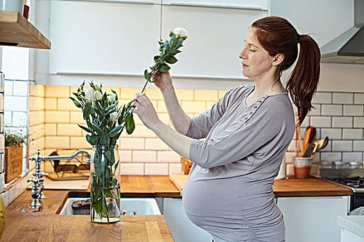 侧面视角,孕妇,厨房,花,花瓶