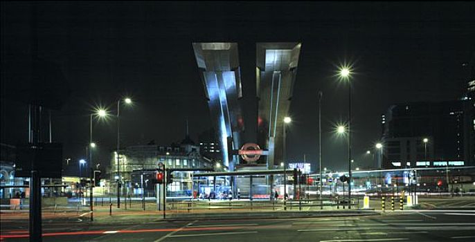 公交车站,夜景