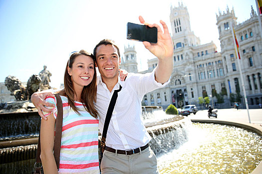 情侣,拍照,西贝列斯广场,马德里