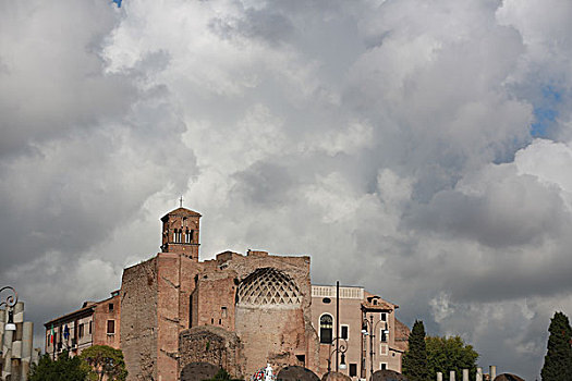 古罗马废墟上的云朵