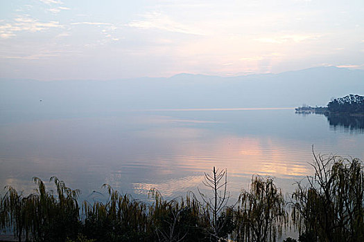 四川西昌邛海,淡水湖,朝霞,湖面泛光