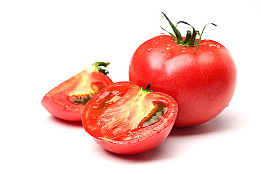 西红柿放在白色背景上