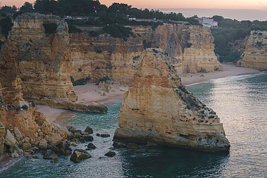 葡萄牙南部阿尔加维海岸线悬崖礁石自然景观,日出风景