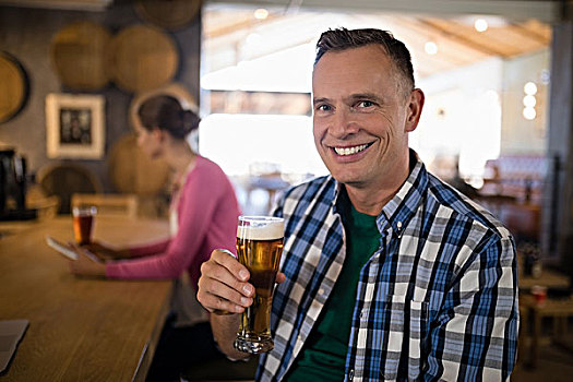 头像,微笑,男人,玻璃杯,啤酒,吧台,台案,酒吧