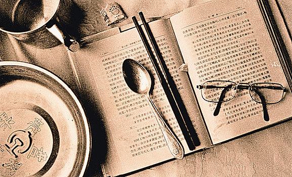 书本,勺子,碗,筷子,眼镜