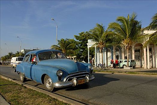 老,蓝色,美洲,老爷车,棕榈树,殖民地,建筑,西恩富戈斯,古巴