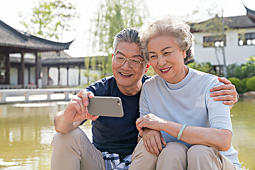 老年夫妻旅游自拍