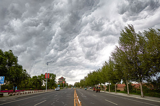 河北省张家口市张北县雷雨前乌云翻滚的天空