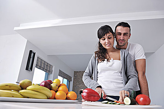高兴,年轻,情侣,开心,现代,厨房,室内,准备,新鲜水果,蔬菜,沙拉