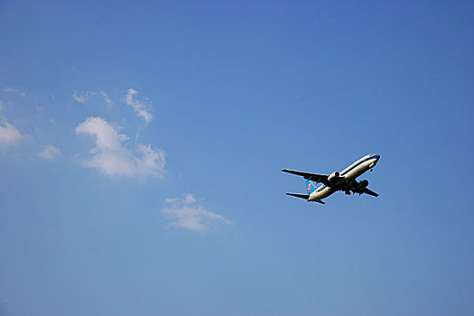 中国南方航空公司的客机正在重庆江北国际机场降落