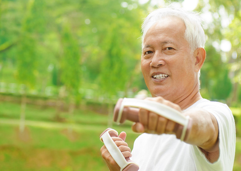 亚洲人_老人_锻炼_健康_高兴_祖父母_玩_运动_户外_绿色_高清图片