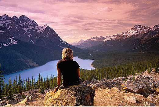 女人,佩多湖,班芙国家公园,艾伯塔省,加拿大