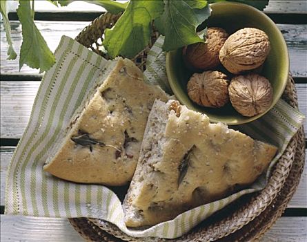 意式香饼,扁平面包,胡桃,鼠尾草