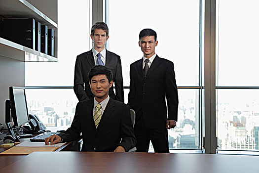 三个,商务人士,站立,一起,办公室