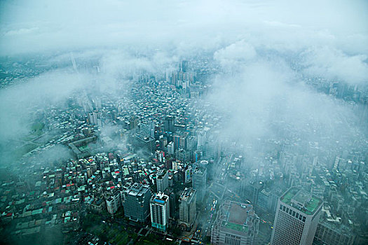 台湾台北市103大厦上眺望云雾中的台北市景