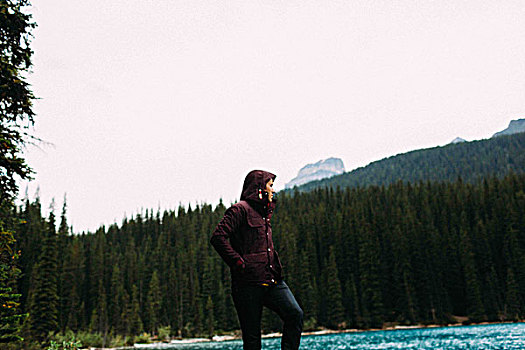 仰视,中年,男人,防水,外套,冰碛湖,插兜,看别处,班芙国家公园,艾伯塔省,加拿大