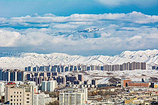 乌鲁木齐雪山城市风光全景