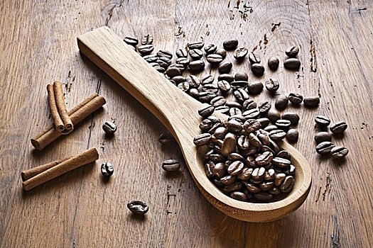 咖啡豆,木勺,肉桂棒,木质背景
