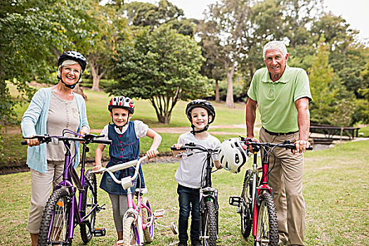 高兴,祖父母,孙辈,自行车