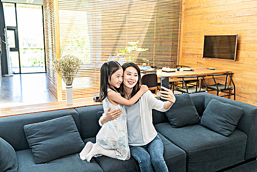 母女二人在客廳自拍